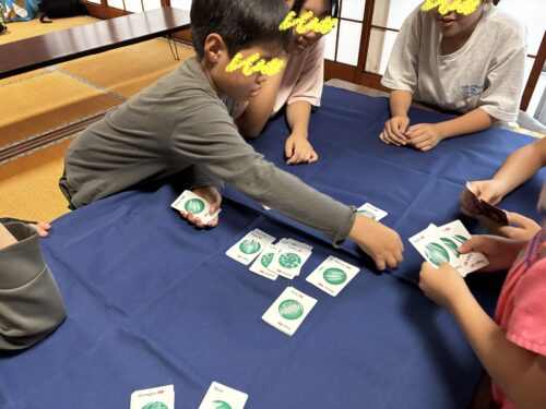 ピットのプレイ中・カードを交換する子どもたち