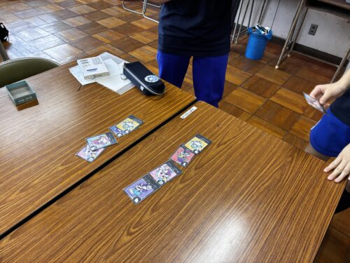 テーブルに並べられたダブルナインのカード